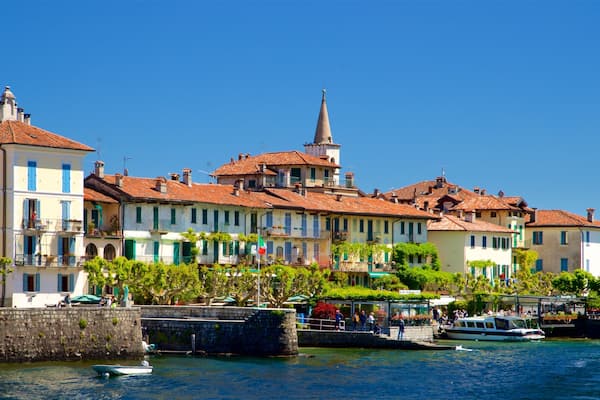 Une ville située au bord de l’eau, avec des bâtiments historiques, le clocher d’une église et des bateaux sur l’eau.