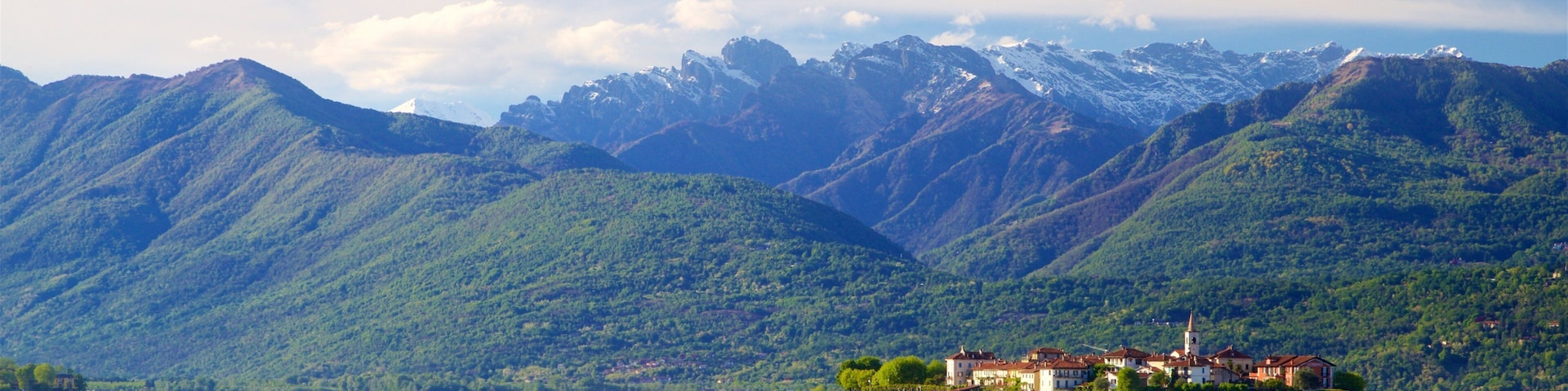 Isola dei Pescatori welches beinhaltet ruhige Szenerie, Bucht oder Hafen und Berge