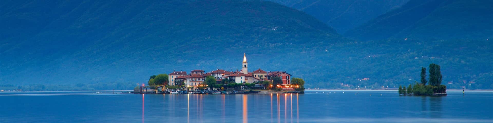 Isola dei Pescatori welches beinhaltet See oder Wasserstelle, Kleinstadt oder Dorf und Berge