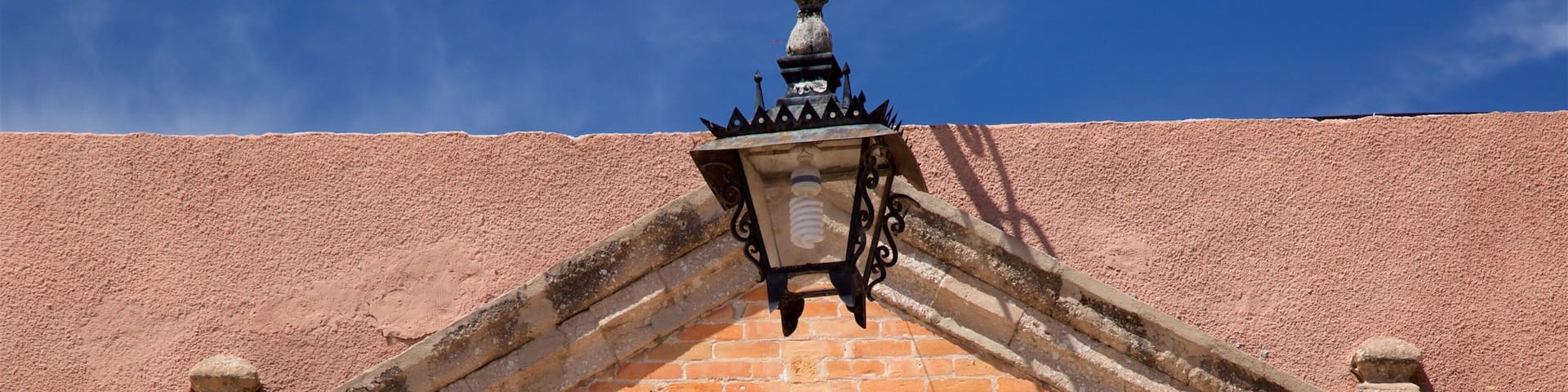 Un edificio de ladrillo con la inscripción 'LA AURORA' en su fachada.