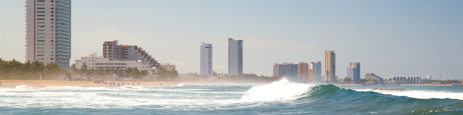 Mazatlán que incluye vista general a la costa, una playa de arena y olas