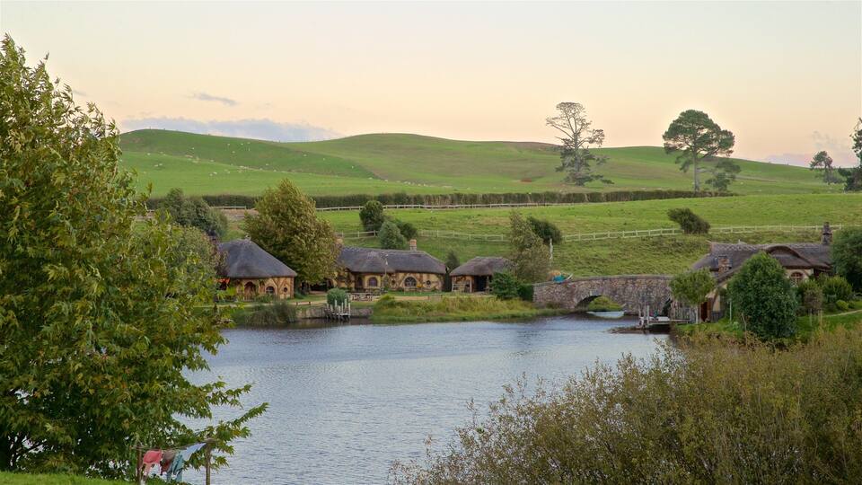 A river with houses and a stone bridge.