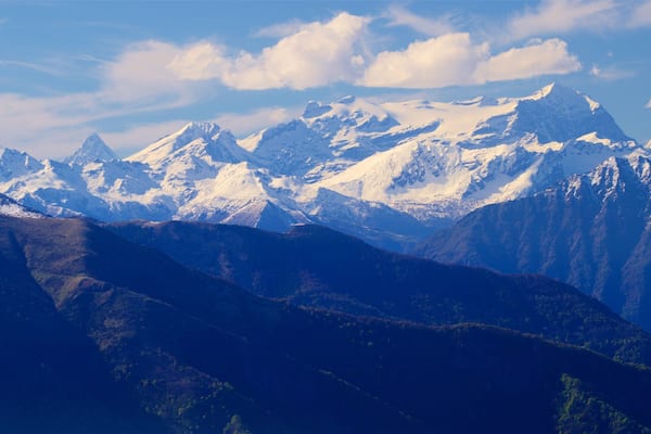 Mottarone som visar berg, landskap och snö