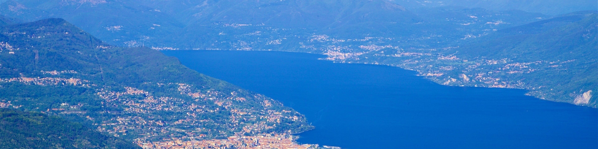 Mottarone toont vredige uitzichten, een kuststadje en landschappen