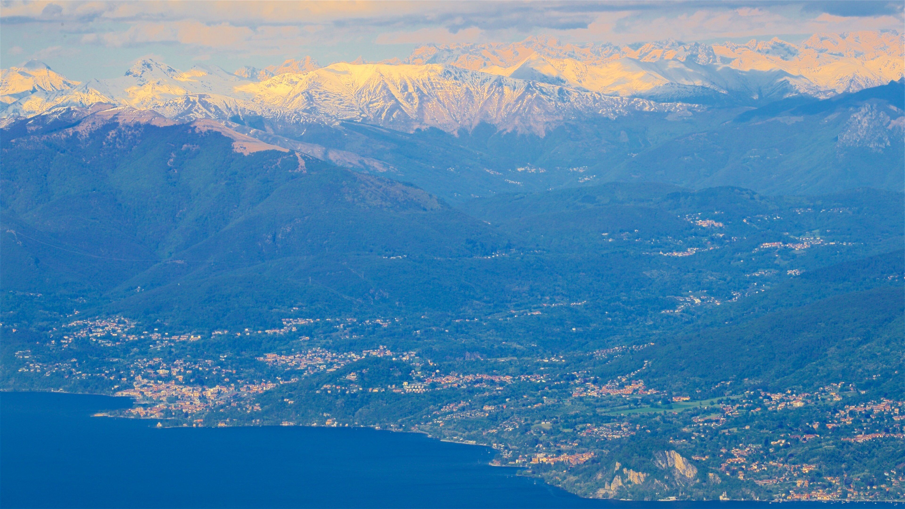 모타로네 을 특징 산, 일몰 과 해안 마을