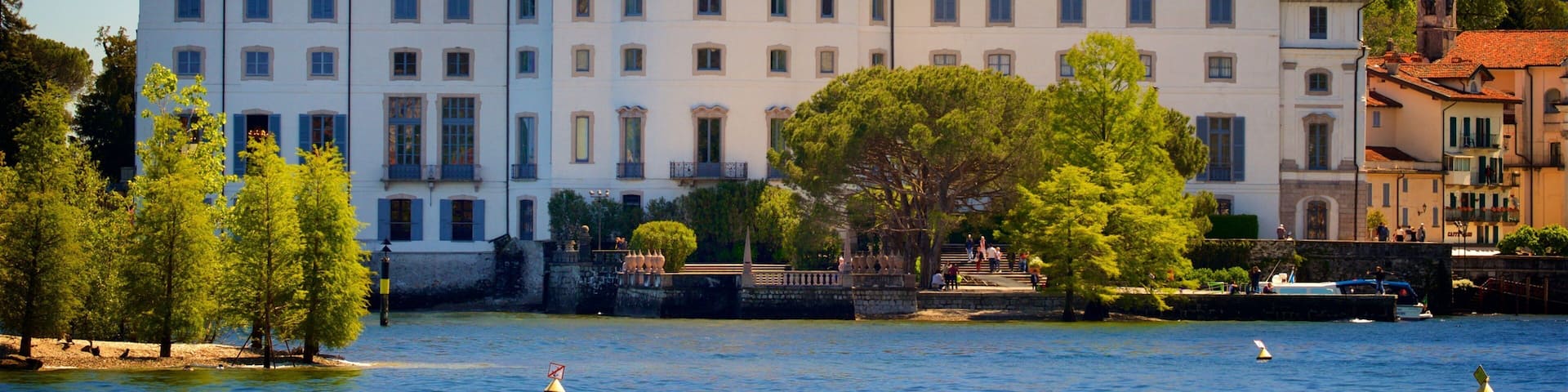 Palazzo e Giardino Borromeo presenterar en liten stad eller by, en Ă„ eller flod och historiska element