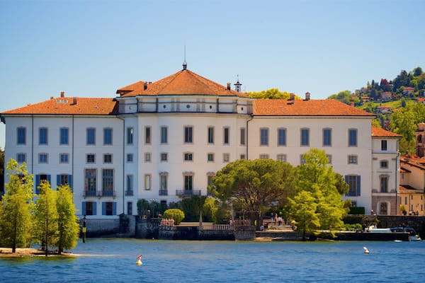Palazzo e Giardino Borromeo presenterar en liten stad eller by, en Ă„ eller flod och historiska element
