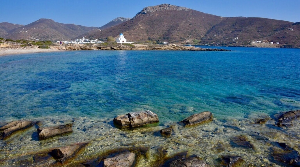 I discover this church on the way to the Maltezi Beach (30 minutes on foot from Katapola).