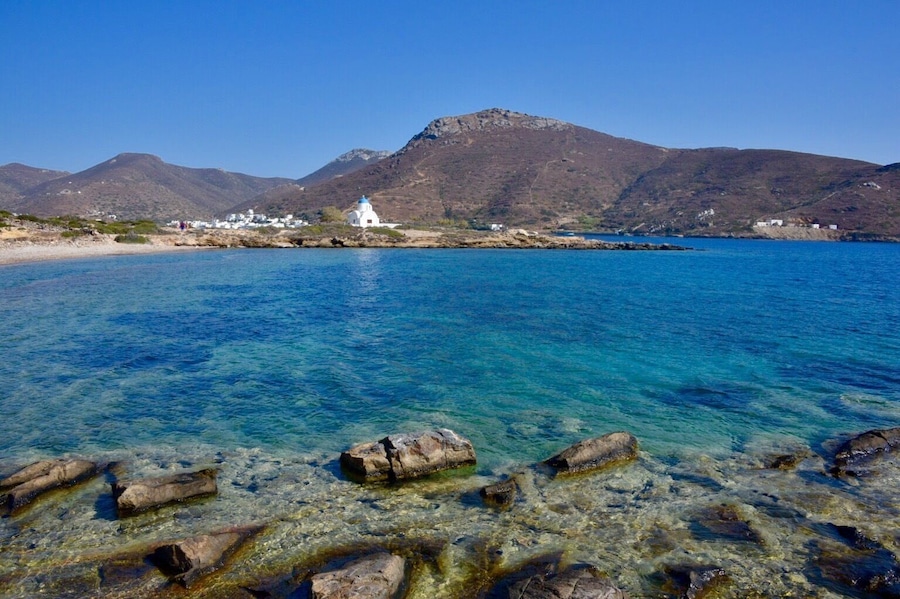 I discover this church on the way to the Maltezi Beach (30 minutes on foot from Katapola).