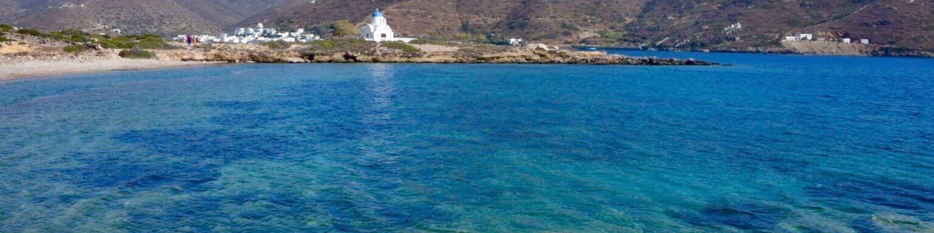 I discover this church on the way to the Maltezi Beach (30 minutes on foot from Katapola).