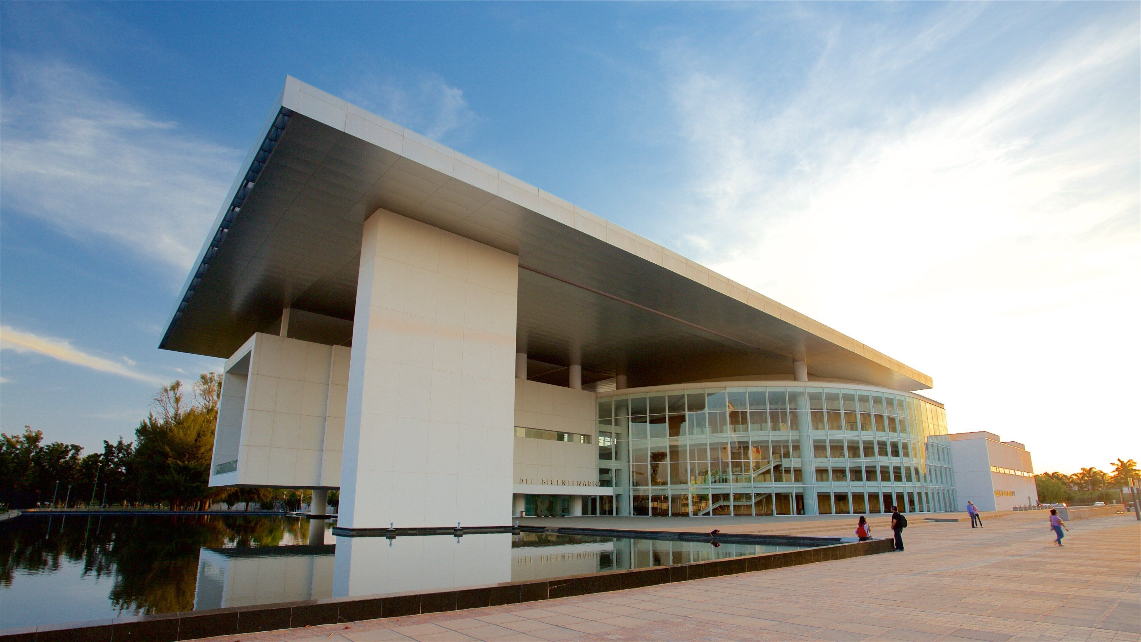 Bicentennial Theatre แสดง จัตุรัสหรือพลาซ่า, พระอาทิตย์ตก และ สถาปัตยกรรมสมัยใหม่