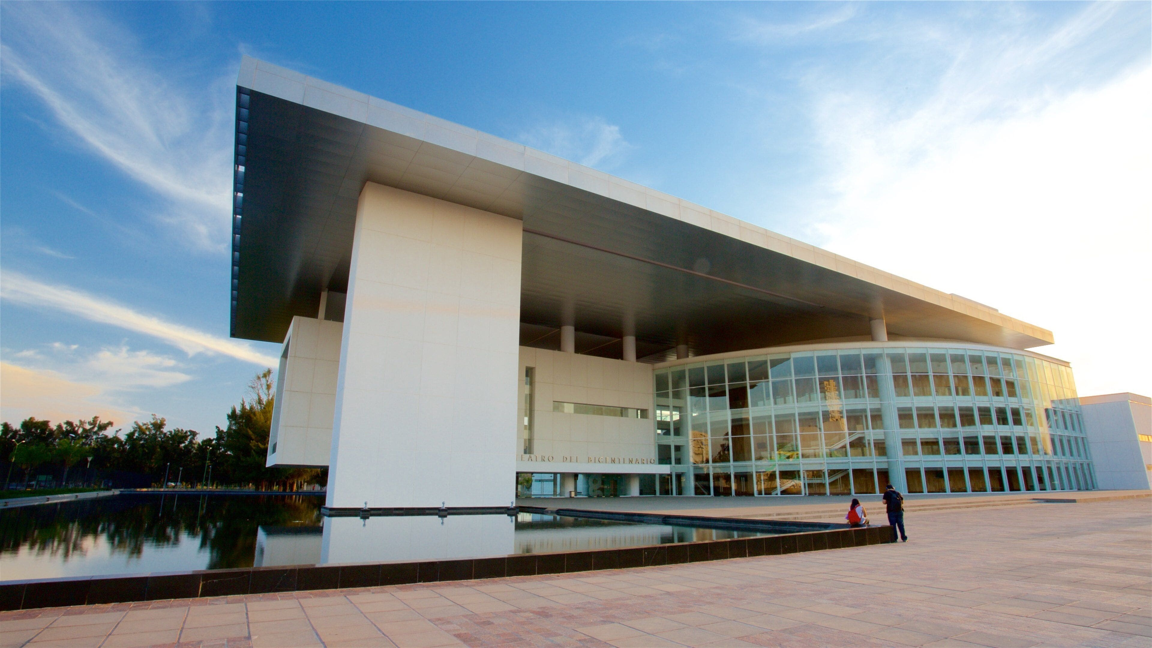 Teatro del Bicentenario mostrando arquitetura moderna, um lago ou charco e uma praça ou plaza