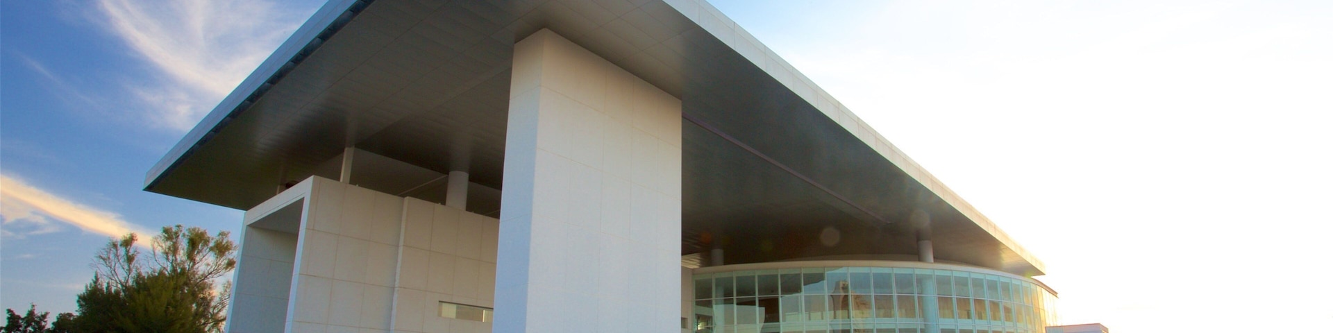 Teatro del Bicentenario mostrando uma praça ou plaza, um lago ou charco e arquitetura moderna