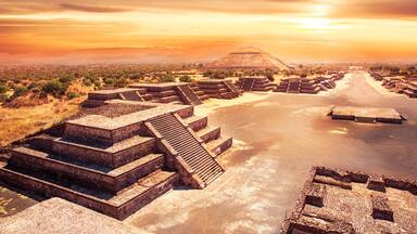 Teotihuacan, Mexico, Pyramid of the sun and the avenue of the De