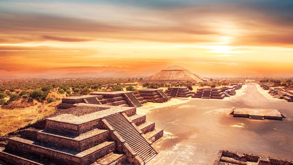 Teotihuacan, Mexico, Pyramid of the sun and the avenue of the De
