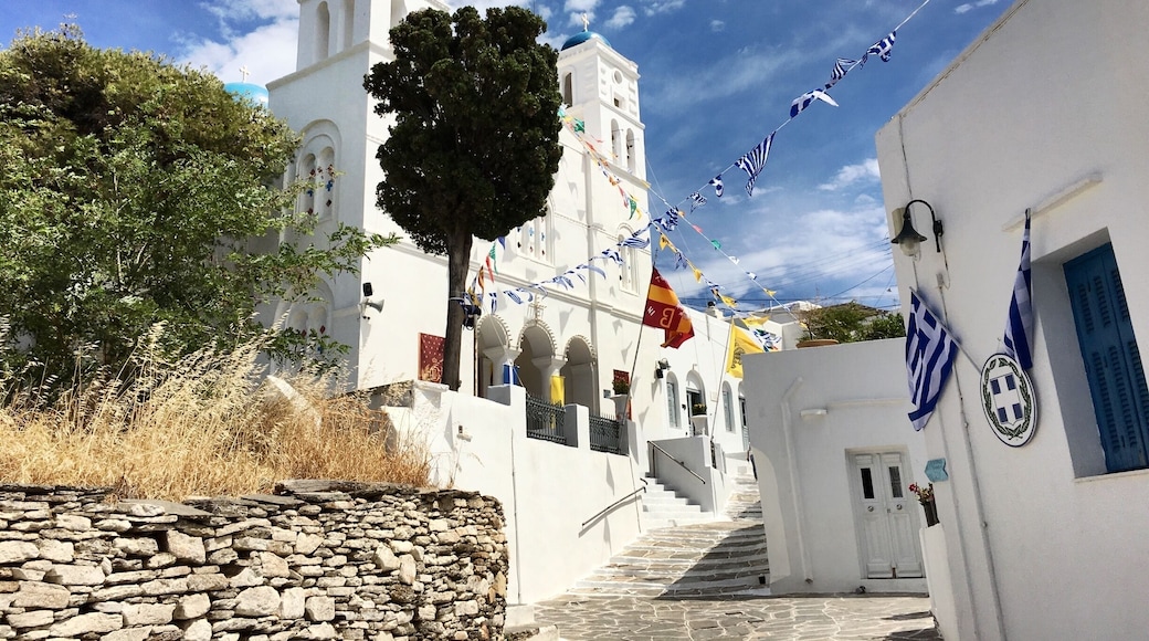 The church of Agia Yannis at Pano Petali has a paved courtyard with a beautiful view of Sifnos and Antiparos. Its panagiri is held on August 28th.