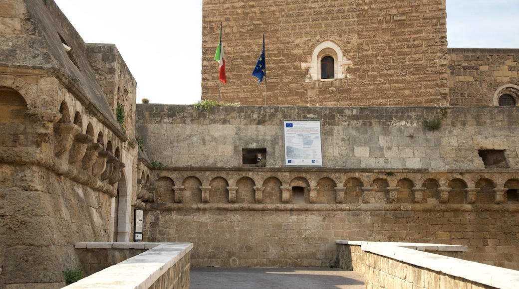 Normandisch kasteel toont een kasteel en historische architectuur