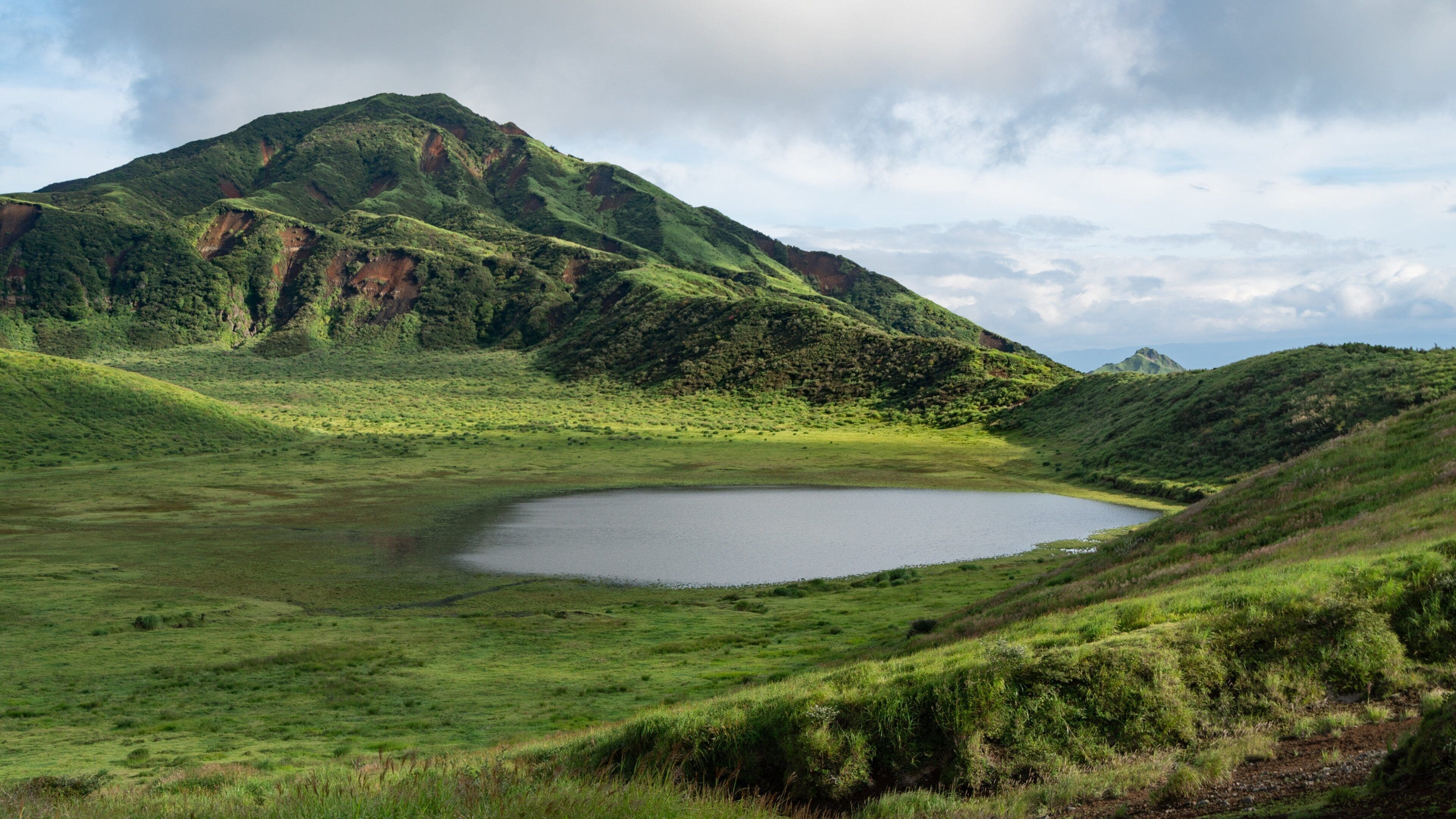 Yufuin showing tranquil scenes, a lake or waterhole and landscape views