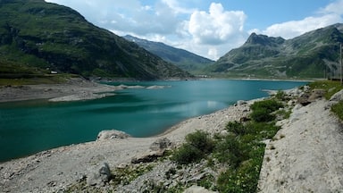 Albulasee is a lake and is nearby to Crap Alv, Alp Alesch and Bever. Albulasee is also close to Albulapass, Piz Mez and Piz Valletta.