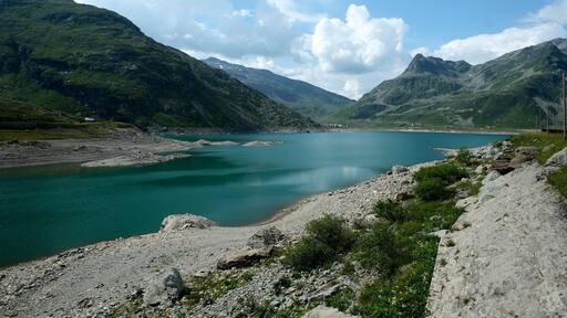 Albulasee is a lake and is nearby to Crap Alv, Alp Alesch and Bever. Albulasee is also close to Albulapass, Piz Mez and Piz Valletta.