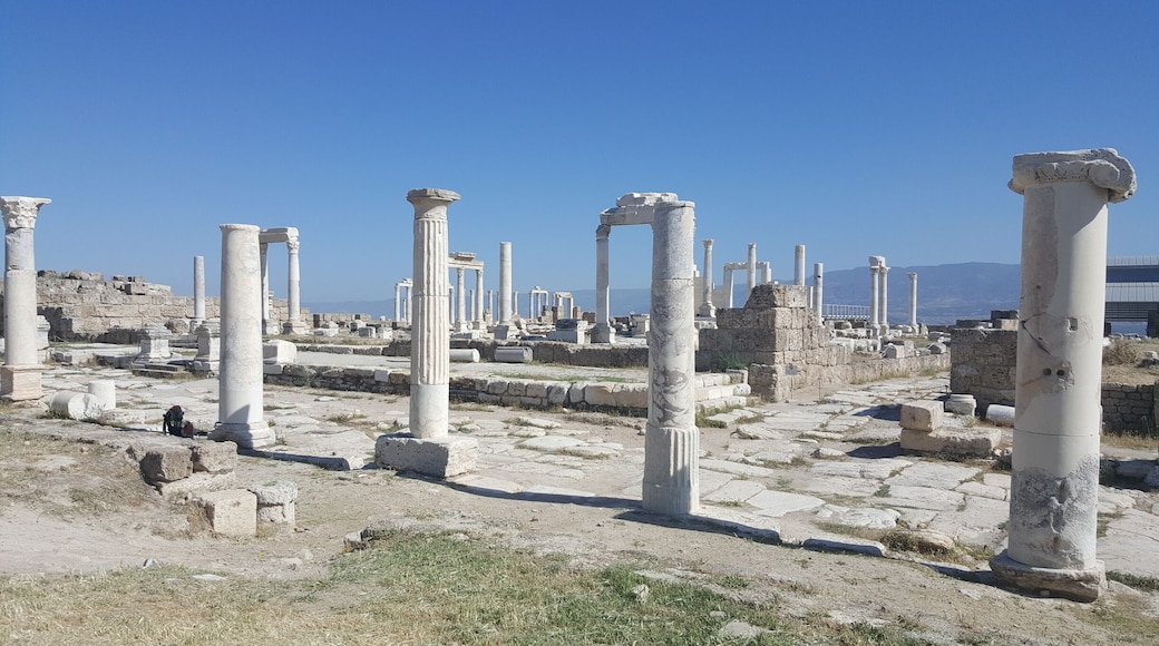Off the beaten track in Turkey, a smaal detour or taxi ride from Denizli
No crowd as being developed as we saw construction work going on
Great architecture.