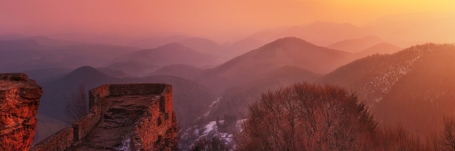 Die Wegelnburg,
Sie gilt als höchste Burg von Rheinland-Pfalz und bietet spektakuläre Aussichten über den Pfälzerwald. Man erreicht sie über einen recht steilen Fußweg vom Dörfchen Nothweiler in gut einer Stunde.
#Wegelnburg #Palatinate_forest #Pfälzerwald #Germany #Nothweiler #Burgen #Wandern