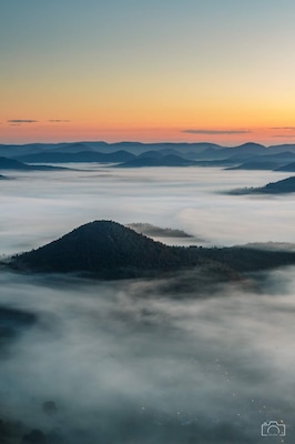 The view from Wegelnburg Castle is perfect for fog photography during fall.
#BvS(location) #germany