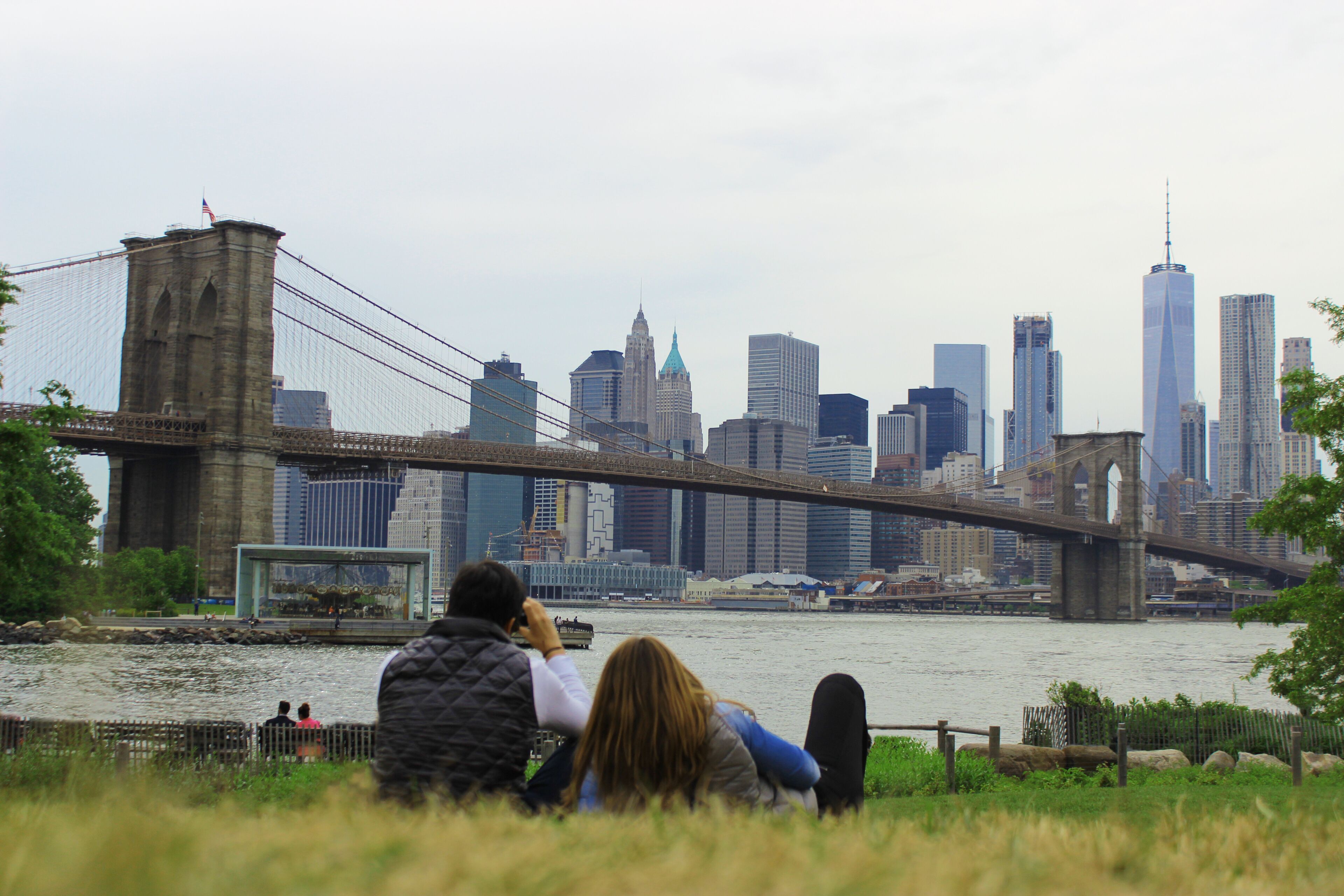 couple - romantic picnic at Brooklyn Bridge, New York City