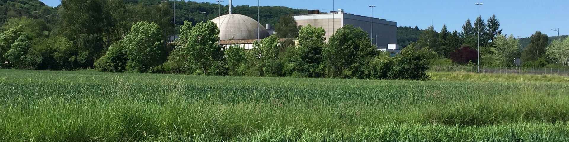 Der Radweg führt zwischen Fluss und dem Atomkraftwerk entlang.