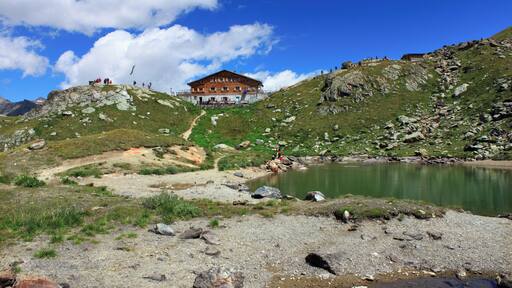 Blick zur Marteller Hütte (2610 m.ü.M) am Ende des Martelltales in Südtirol.