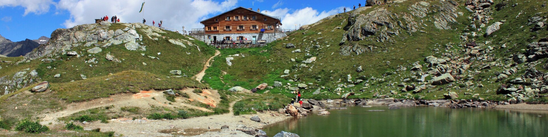 Blick zur Marteller Hütte (2610 m.ü.M) am Ende des Martelltales in Südtirol.