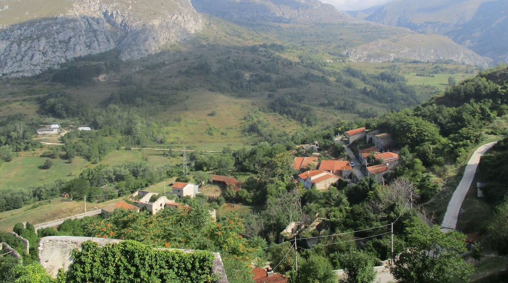 Veduta del monte Tino e della catena del Sirente