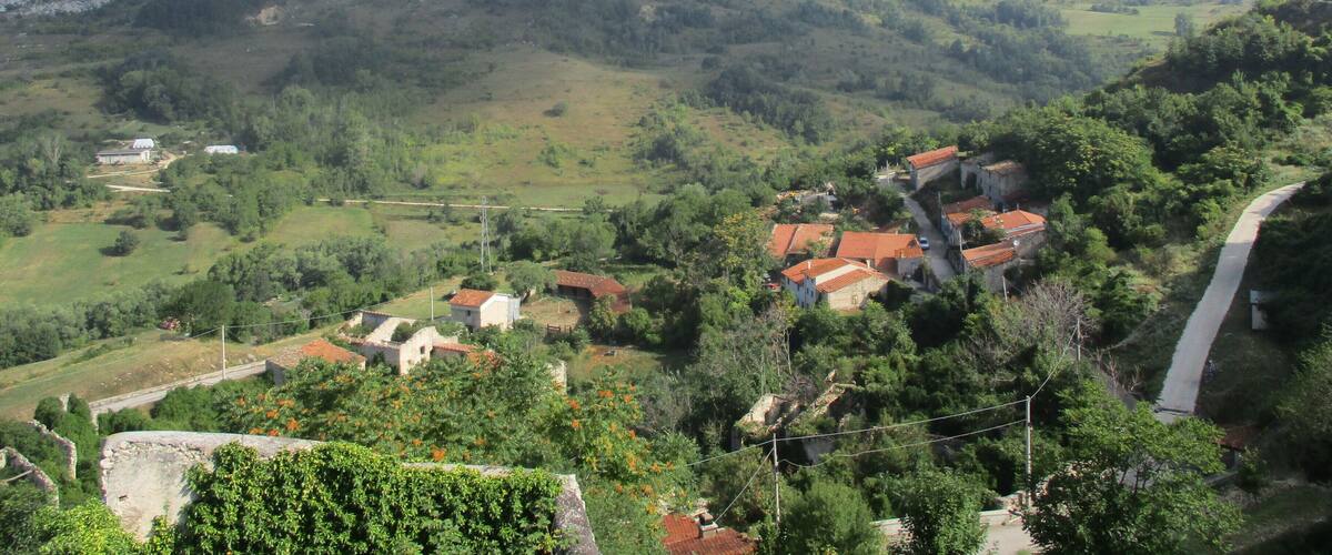 Veduta del monte Tino e della catena del Sirente