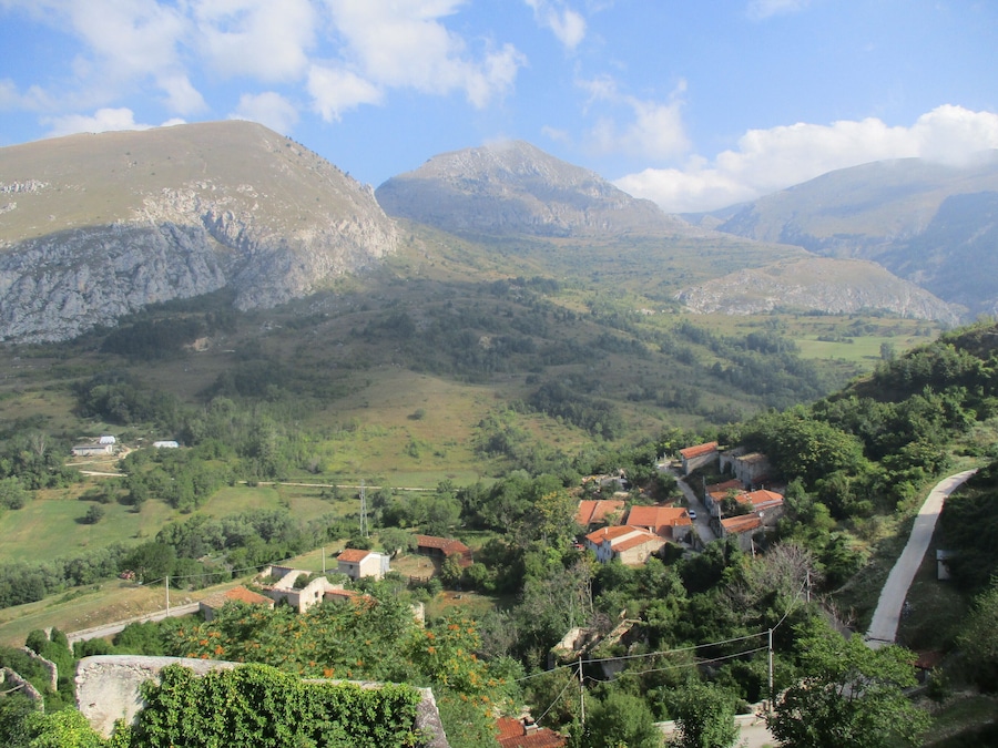 Veduta del monte Tino e della catena del Sirente