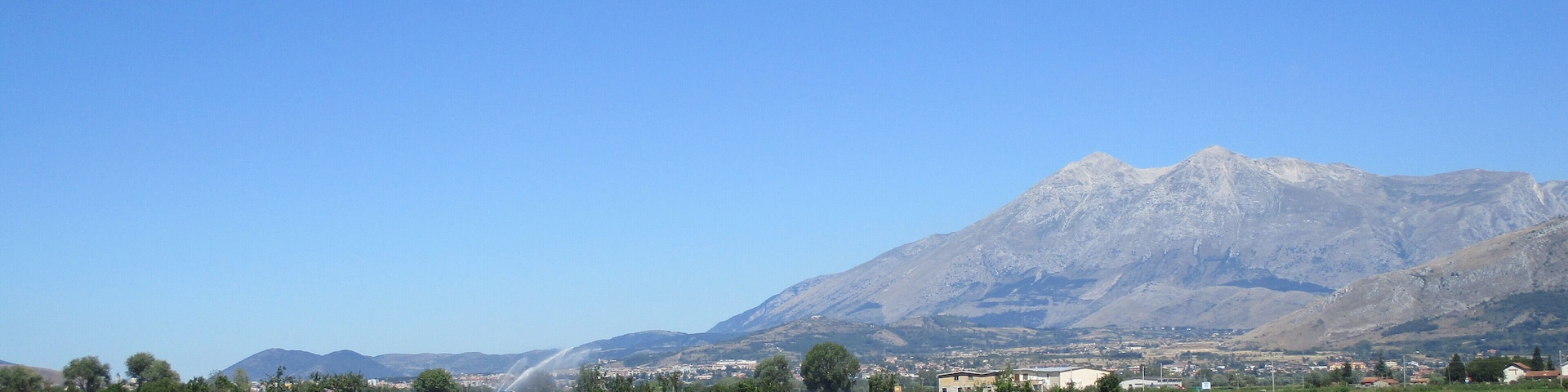 Campi coltivati del Fucino (monte Velino sullo sfondo)