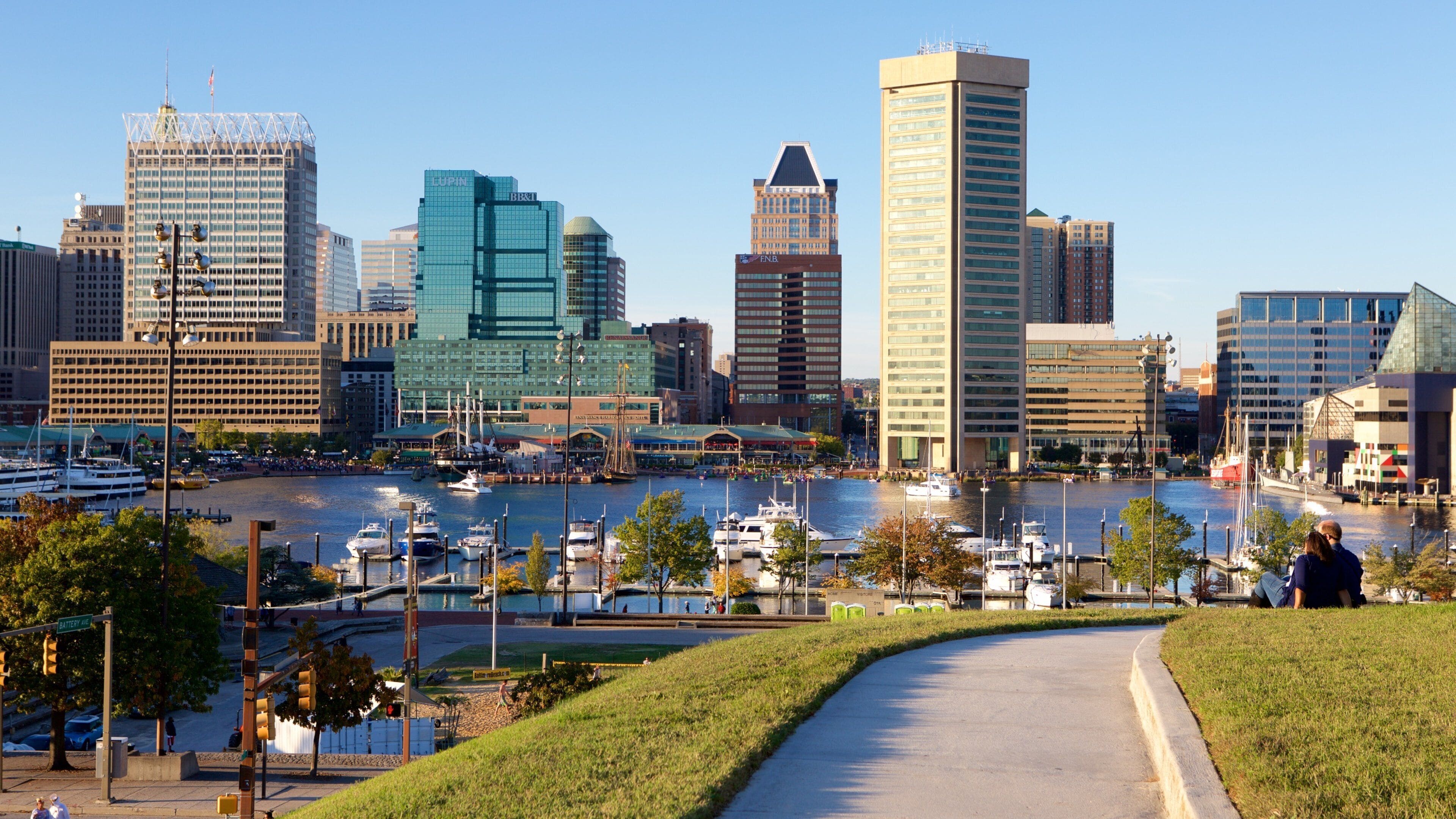 Federal Hill Park presenterar skyline, en stad och en marina