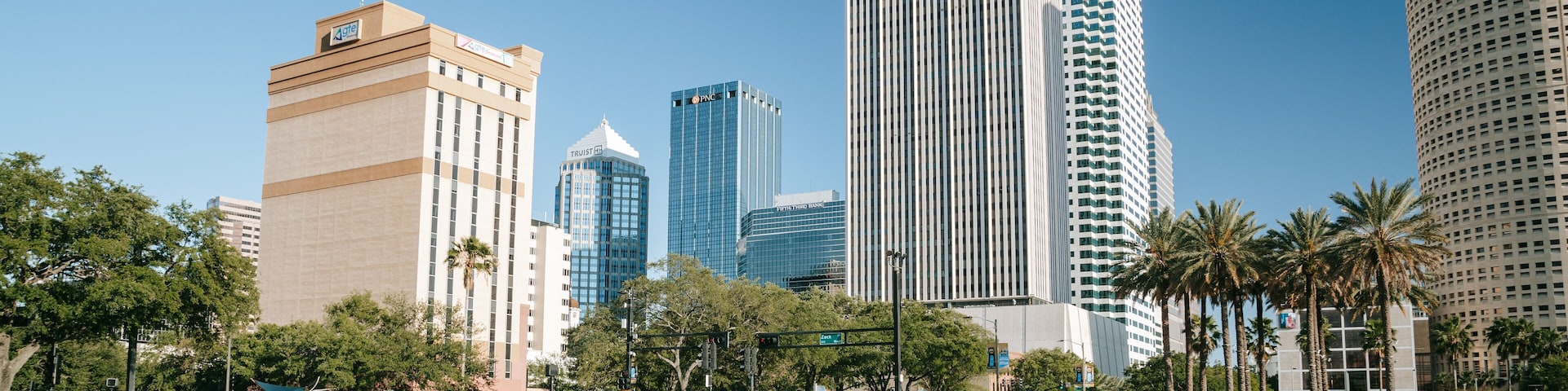 Curtis Hixon Waterfront Park which includes street scenes, a fountain and a square or plaza