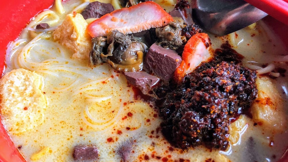 This place serves a good curry Mee... morning only. Please be there before 9am ya....