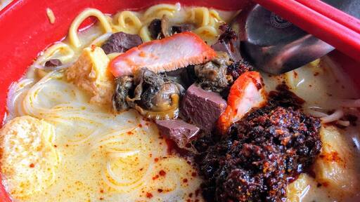 This place serves a good curry Mee... morning only. Please be there before 9am ya....