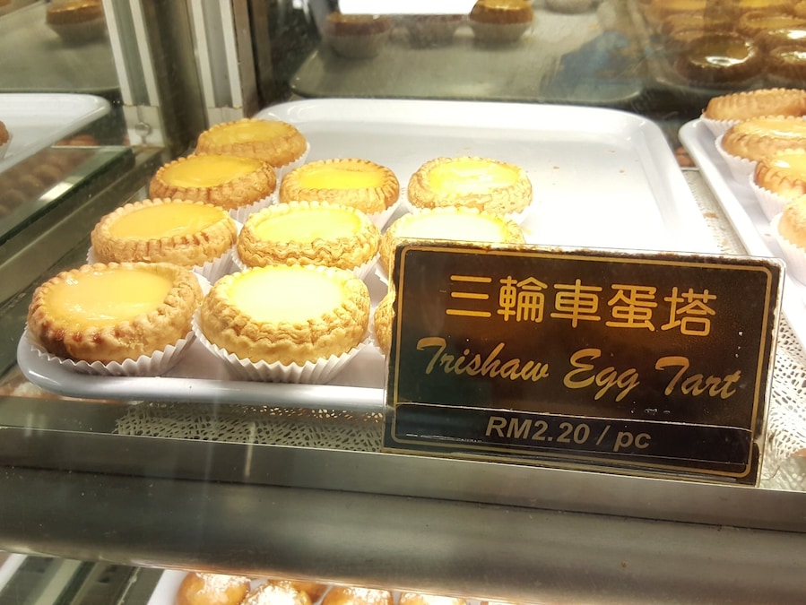 A traditional Cantonese handmade pastry shop that dates back a few generations.
The business founder learnt the art of pastry making from his mother who was working in a dimsum teahouse, back in the heydays of tin-mining in Kampar.
To honour their parents' first pushcart business built from a converted trishaw, the 3rd generation named their egg tarts Trishaw Egg Tarts. They can be bought at this shop in Georgetown.