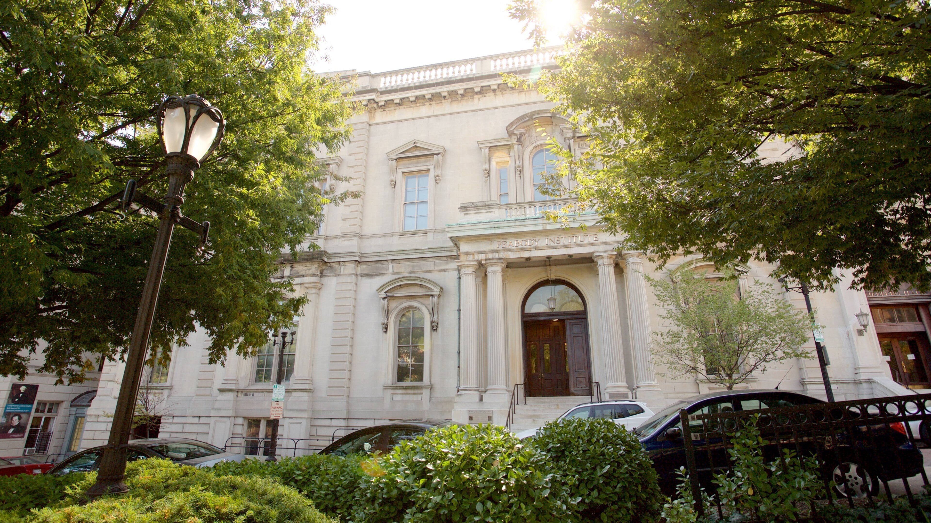 สถาบัน Peabody แห่งมหาวิทยาลัยจอห์นฮอบกินส์ ซึ่งรวมถึง มรดกทางสถาปัตยกรรม