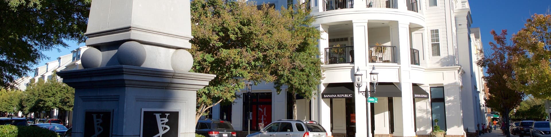 Un edificio blanco con un balcón y un letrero que dice "Birkdale Village".