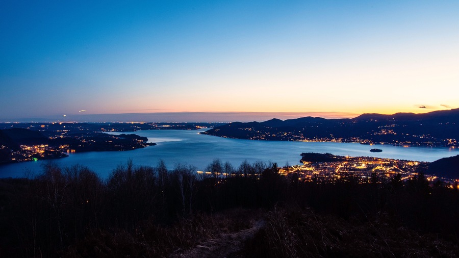 Lago Maggiore fotografato dal piazzale della chiesa di San Salvatore a Premeno (VB), Piemonte, Italia.