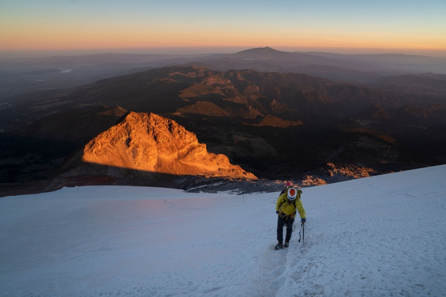 A couple climbing Jamapa glacier at Pico de Orizaba in Mexico