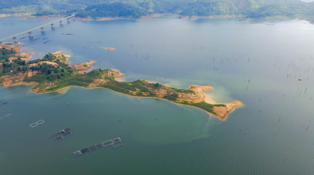 Vista panoramica en parque nacional lagunas de montebello, Chiapas Mexico. Carretera puente amarillo.