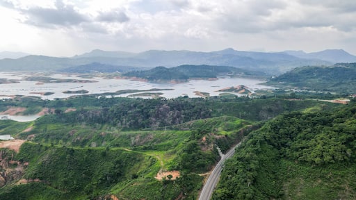 Vista panoramica en parque nacional lagunas de montebello, Chiapas Mexico. Carretera puente amarillo.
