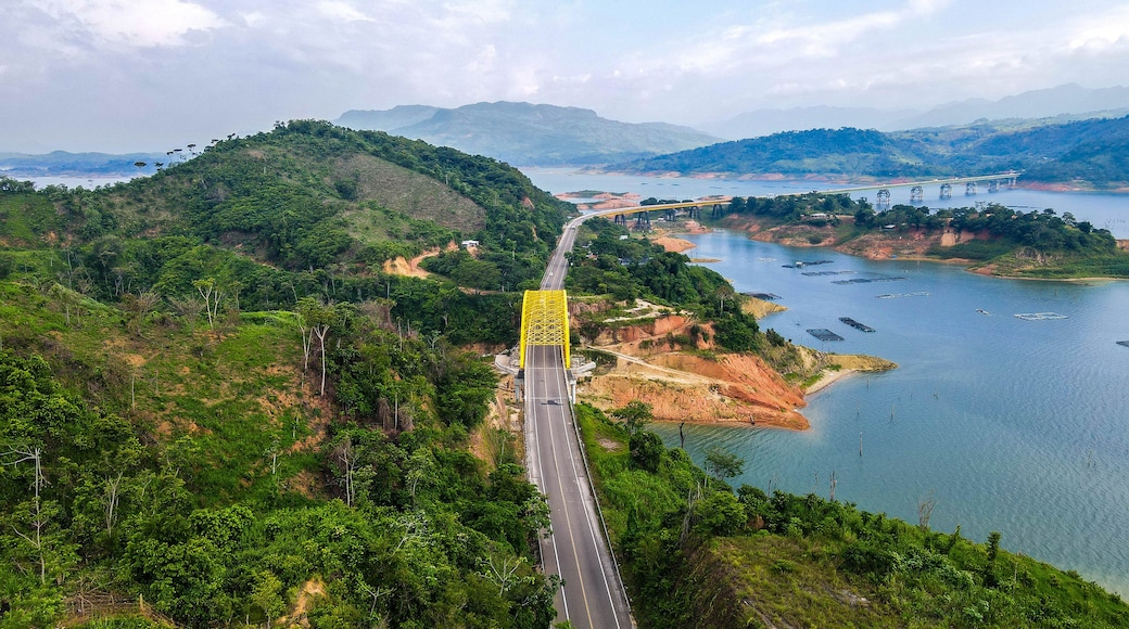 Vista panoramica en parque nacional lagunas de montebello, Chiapas Mexico. Carretera puente amarillo.