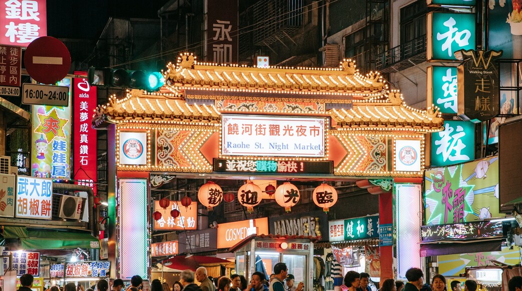 Raohe Street Night Market which includes street scenes, night scenes and a city