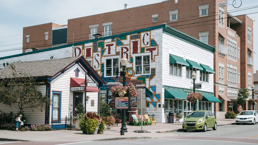 Carmel Arts and Design District showing outdoor art