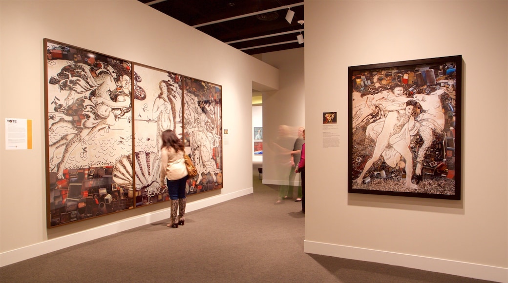 Mint Museum Randolph che include vista interna e arte cosi come ragazza